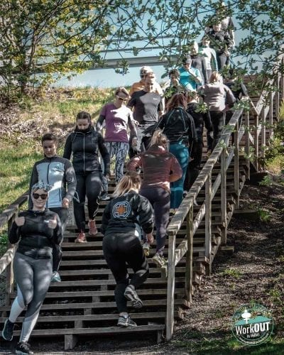 WorkOut by MyEMS treenit menossa rappusissa