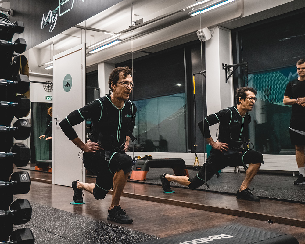 Nainen treenaamassa MyEMS studiolla